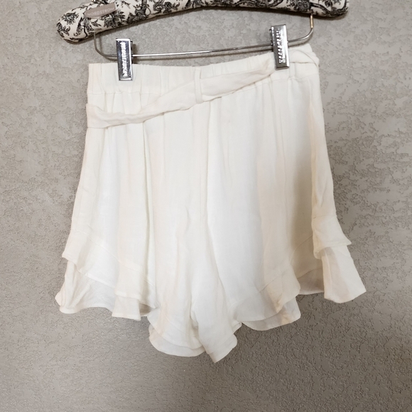 Lush size Small ruffled bottom shorts - Picture 7 of 8